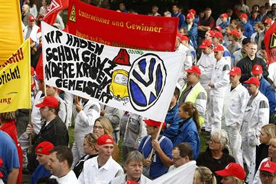Ticet tisíc zamstnac demontruje ped sídlem automobilky Volkswagen.